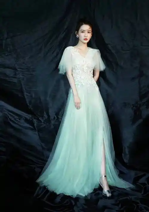原创李沁穿绿色太仙了一袭绿色礼服清冷温柔薄纱尽显唯美动人