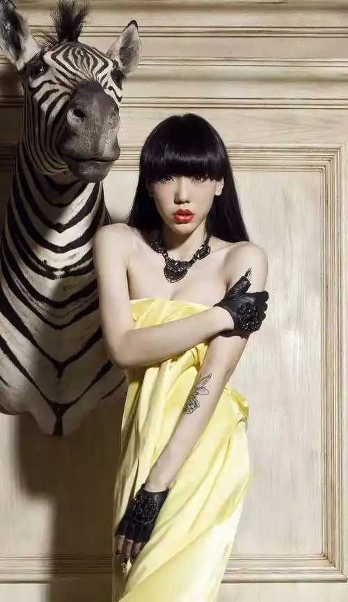 代言费曾高达上亿的吴莫愁现在如何?挣钱表演求生?不出众就出局