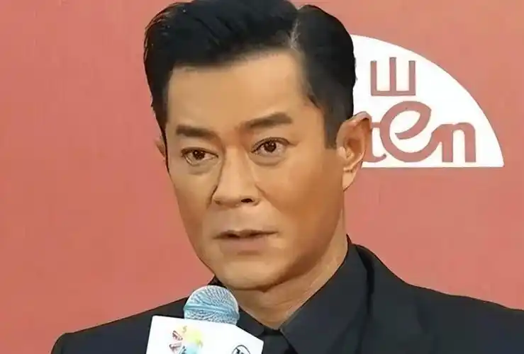 他的双眼皮褶子比以往宽了不少,眼睛也显得有点凸.