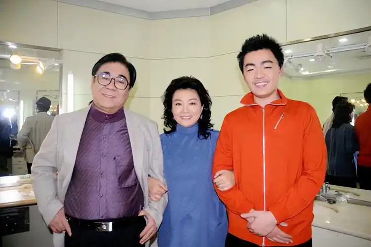 金铁霖遗孀马秋华:二婚相伴32年,丈夫去世后,她过得如何?_腾讯新闻