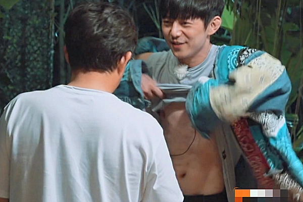 何炅大秀腹肌,让二十多岁小伙子自愧不如,这才是真正的牛人