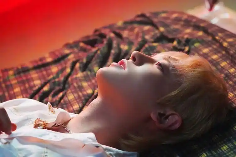 简介:朴灿烈金发红眼妆写真图片,分享一组朴灿烈图片给大家,图中的