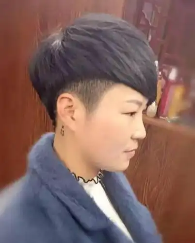 今年流行无鬓角短发