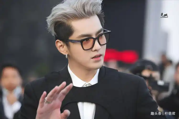 吴亦凡银发造型亮相太撩人,简直是撕漫男本人!