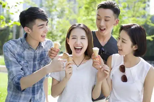 东方人,成年人,四个人,学生,笑,吃,微笑,露齿笑,横图,室外,白天,正面