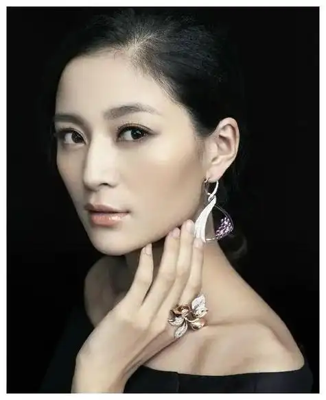 王媛可坚持成就辉煌爱心照亮人生绚丽篇章