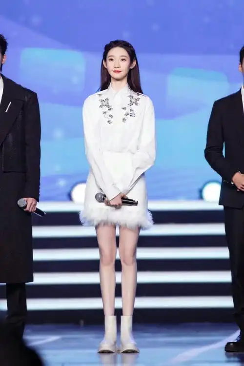 张艺凡的腿比我人还长