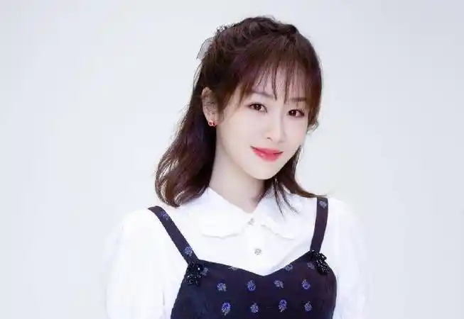 杨紫发图庆祝29岁生日,你留意到她手上的东西了吗?