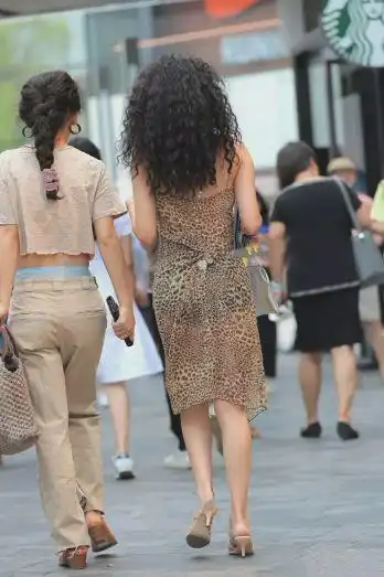 街拍:透明裙子成为路人焦点,真替美女担心,吊带结实吗?_手机搜狐网
