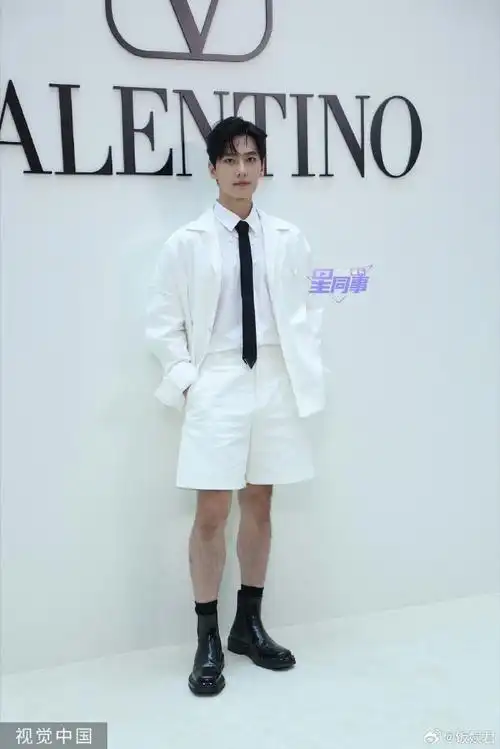 杨洋穿短裤了##杨洋露腿了