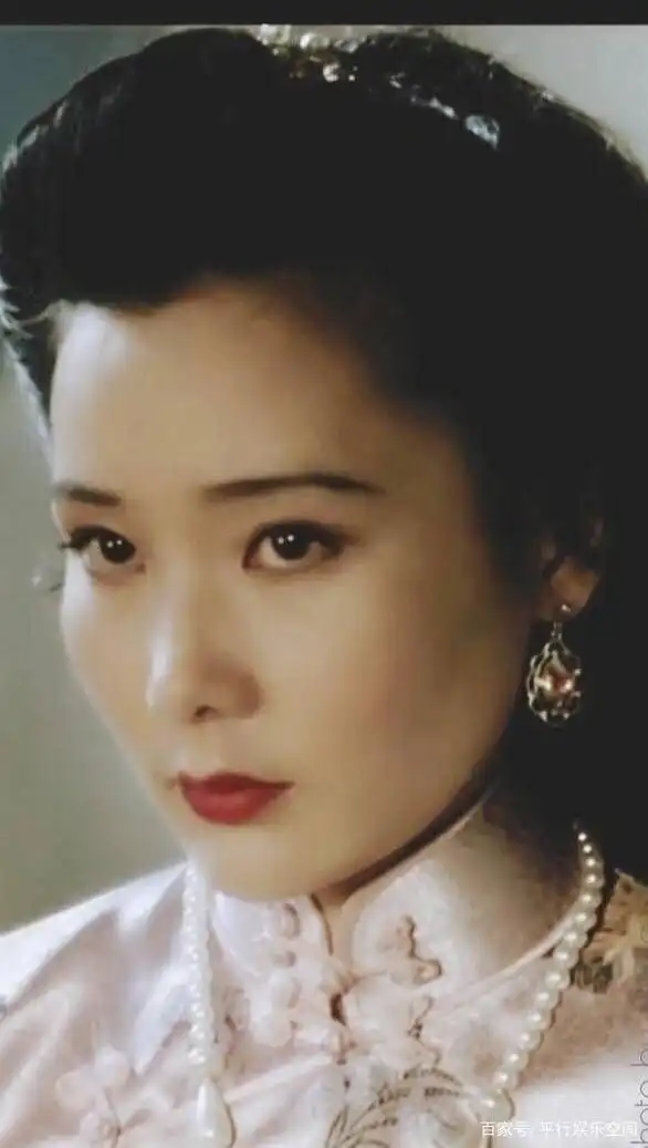 "杨九红"何赛飞:57岁依旧貌美如花,家庭和谐美满不改初心