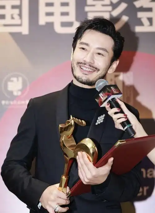 金鸡奖闭幕式后台黄晓明周冬雨捧杯合影,印小天激动激动跳舞