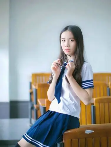 教室内的校服妹子纯真高调可人_唯美写真_4493美女图片