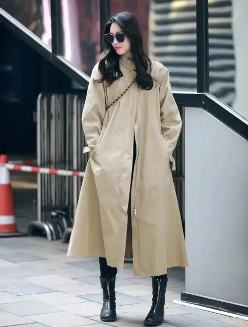 米色风衣搭配(看街拍 学穿搭:基础款米色风衣 如何穿出高回头率?