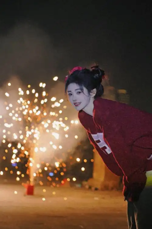 鞠婧祎新年烟花大片曝光,双丸子头造型俏皮抢镜_照片_气质_显得