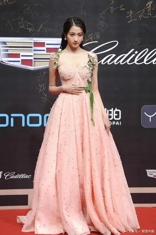 有作品,能吃苦,有想法,关晓彤才是内娱新一代挑大梁花旦