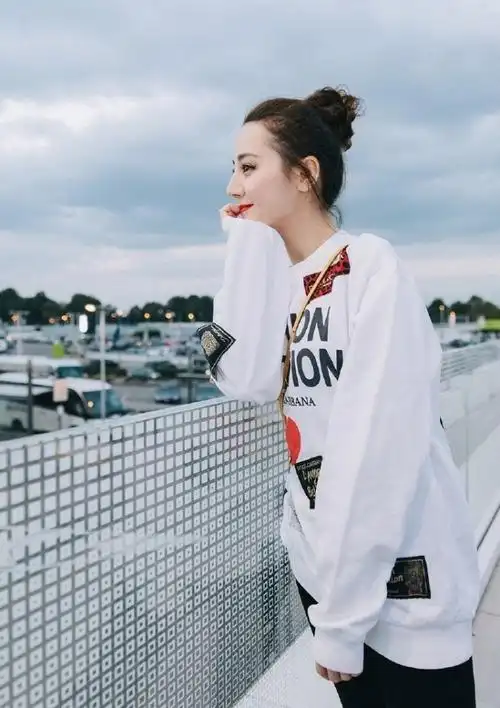 女明星迪丽热巴别致卫衣丸子头灵动活泼甜美写真