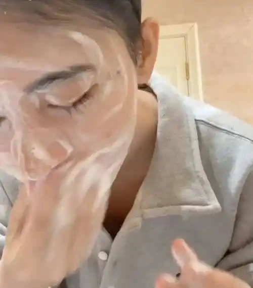 有种真实叫鞠婧祎洗脸,当她冲去一脸泡沫后,被她的素颜皮肤惊住_女