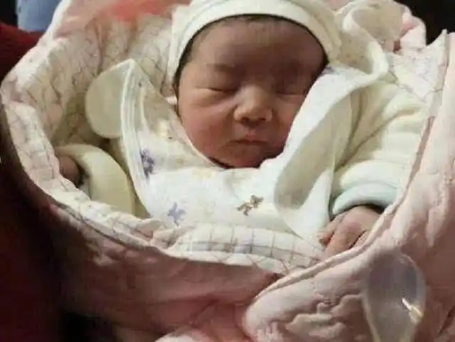 赵丽颖晒出儿子正面照,软萌可爱,简直就是小一号的冯绍峰_宝宝