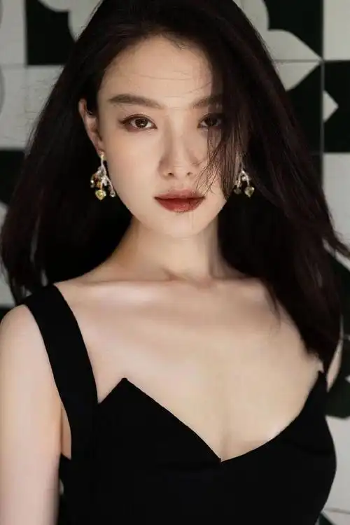 倪妮,一位才华横溢的演员,她的每一部作品都让人印象深刻.