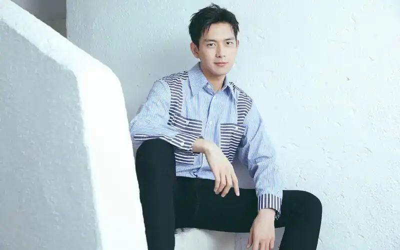 李现清爽绅士风高清桌面壁纸