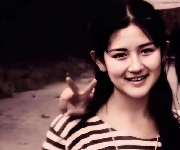 谢娜15岁的时候,她参加了全国第二届影视表演推新人大赛.