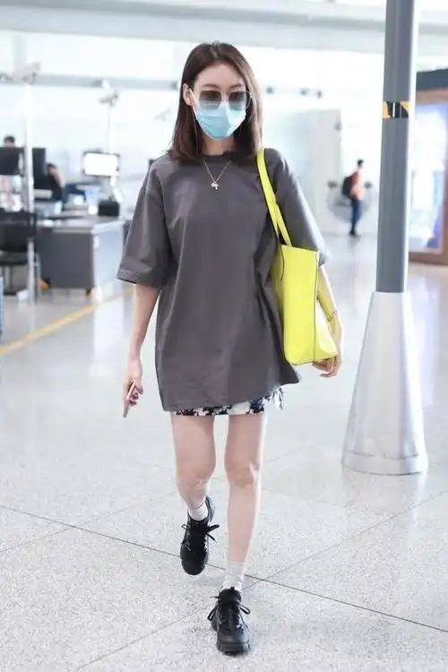 高露走机场被认出,宽大t恤搭短裙玩"下衣失踪",这穿法可真潮