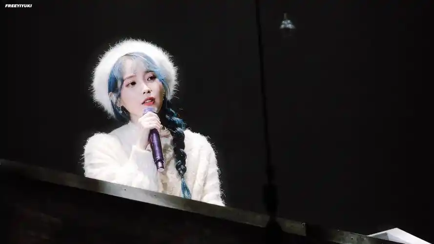 iu在演唱会上用一首深情的lovepoem来怀念她的好友崔雪莉