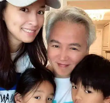 林瑞阳和年轻女子十指相扣,满头白发的原因出乎意料