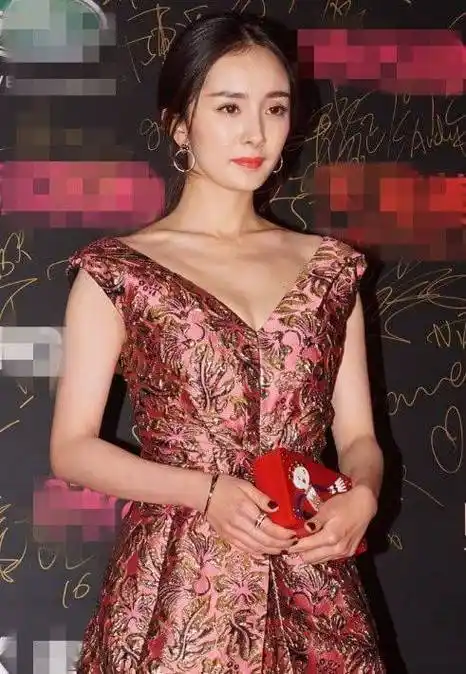 论深v,永远没有人比得过杨幂,一v到底的大幂幂性感又霸气!