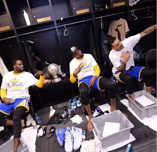 勇士官方晒队员赛后在更衣室合影的照片