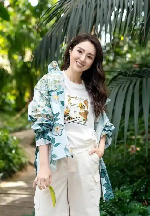 董璇离婚后彻底放开了,穿性感露背装享受日光浴,43岁还有少女感_女性