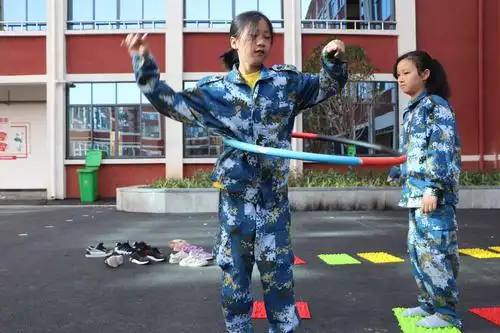 室内实践活动【指压板】:锻炼学生忍耐力,同时也助于脚底血液循环,寓