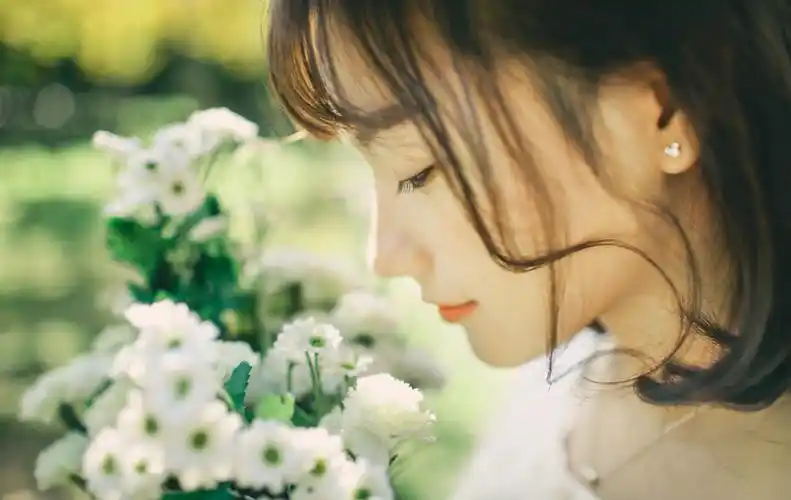 清新文静少女唯美户外写真