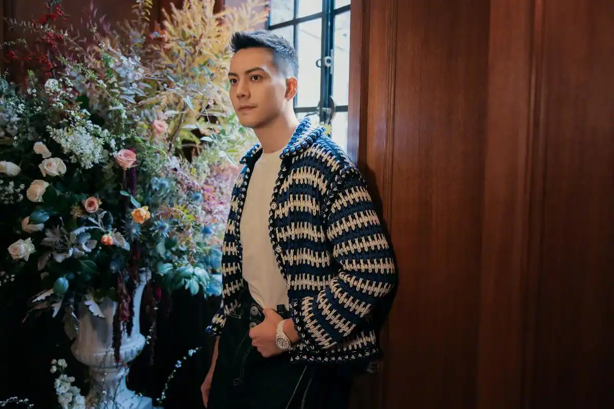 陈伟霆穿着品牌2021早春的蓝白拼色针织外套,简单造型出镜