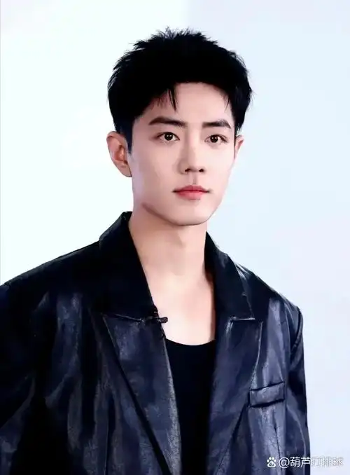 他是现在被称为最帅最红的男人,用一句话来形容肖战到底有多帅,你会用