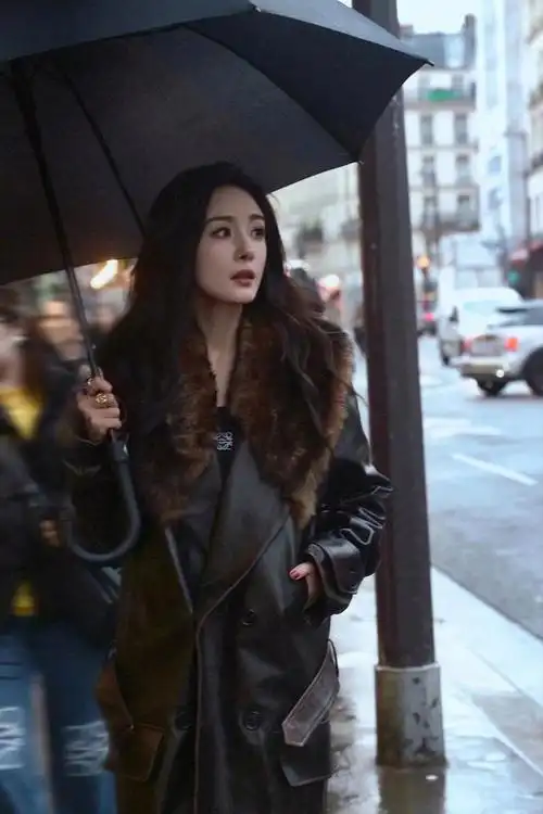 但是因为皮衣的时髦指数太高,依旧成为不少明星潮人们的火热单品