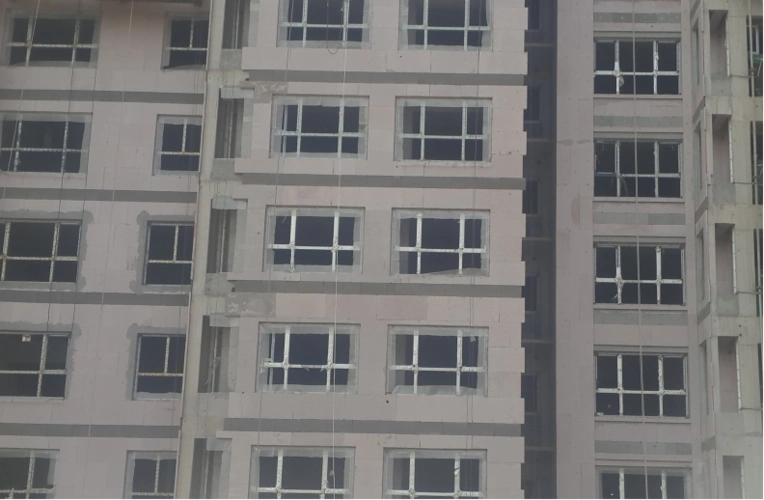 防火隔离带底部距洞口顶部超出规范要求