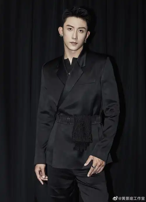 缎面束腰西装彰显绅士气质…………|黄景瑜|迪奥_新浪新闻