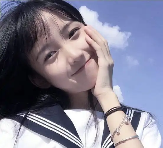 初中女生长发及腰不合校规?学校要求学生统一发型,女生含泪剪发