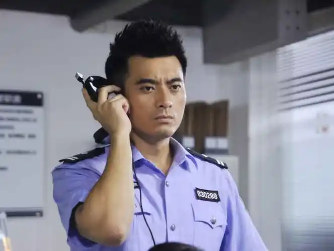 陈龙《追捕者》上演惊险刺激脑力博弈 摘要:由陈龙主演的经侦剧《追捕