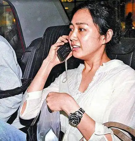 57岁刘德华全家近照素颜妻子沧桑似路人5岁女儿像极朱丽倩