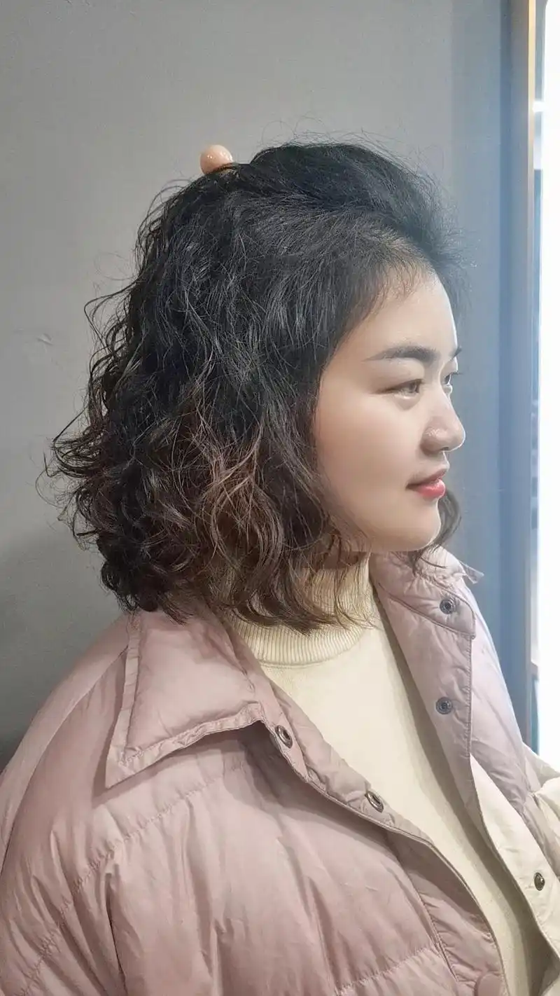 抖音图文来了#羊毛卷烫发 羊毛卷两款不同的卷度,你喜欢哪一 - 抖音