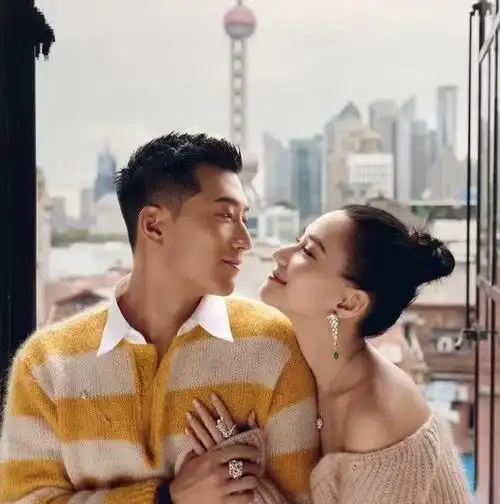 何超莲喜迎31岁生日窦骁晒照为女友庆生两人之间充满浓情蜜意