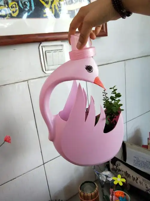 循环再利用,共建碧水蓝天——记四五中队五一节废旧物品手工制作活动