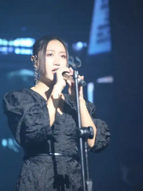 热爱陈粒古灵精怪的百变风格7815"陈女士,身高161厘米,体重49公斤