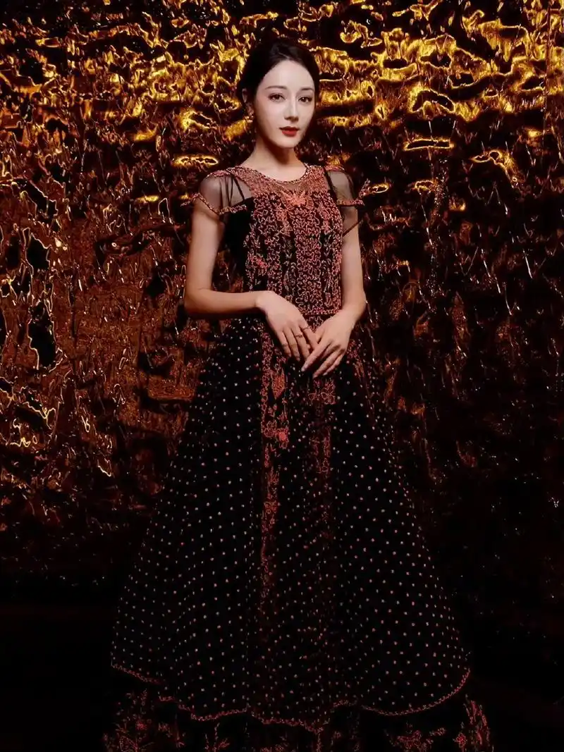 迪丽热巴升任dior全球彩妆及香氛代言人,成为首位全球双线代言人!