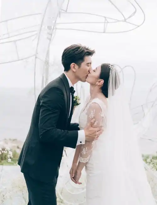 贾静雯修杰楷大婚,婚纱装饰元素都是梧桐妹所选,好懂事的女儿啊