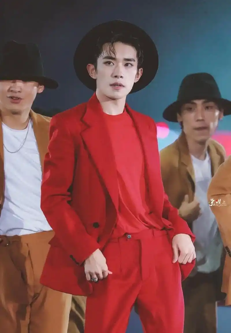 红色与千玺最适配#易烊千玺 #西装杀 #舞台玺 - 抖音