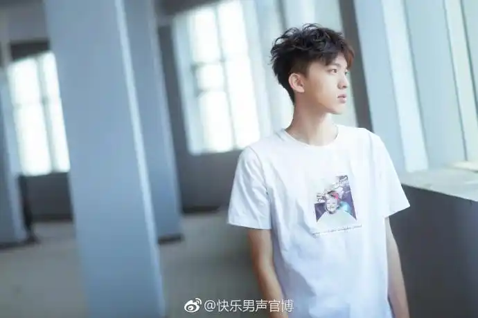 《快男》选手赵英博凭颜值晋级惹争议 长相似吴磊